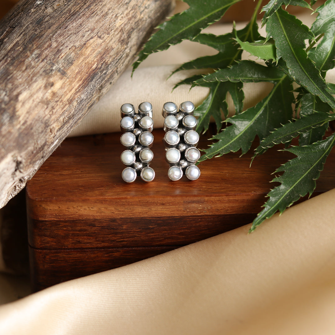 Double line Pearl Studds
