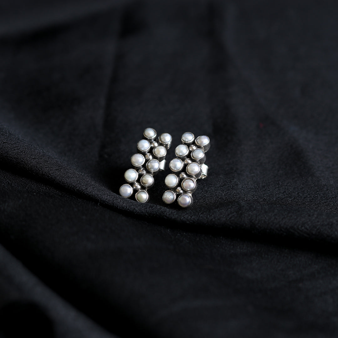 Double line Pearl Studds